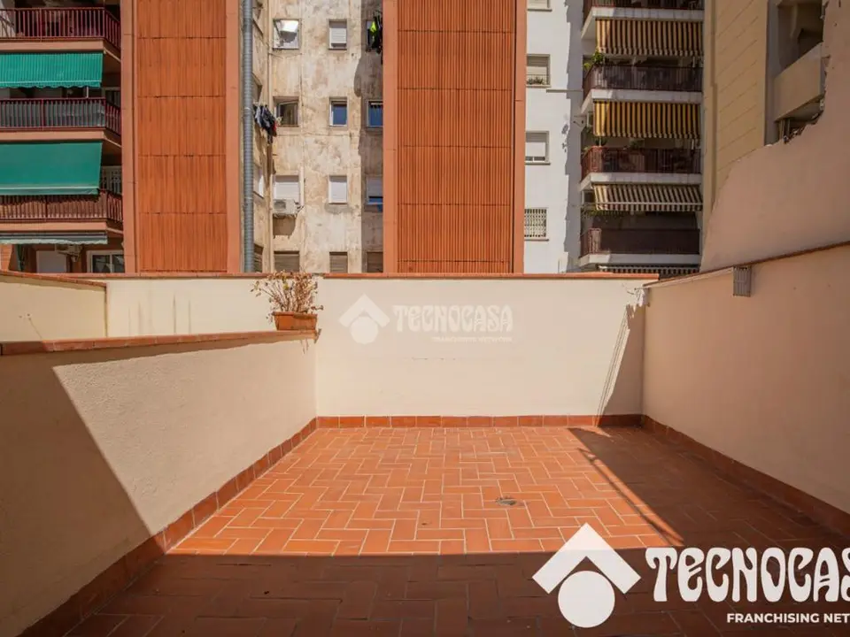 Edificio en venta en Sant Martí en El Camp De L'arpa Del Clot en Barcelona