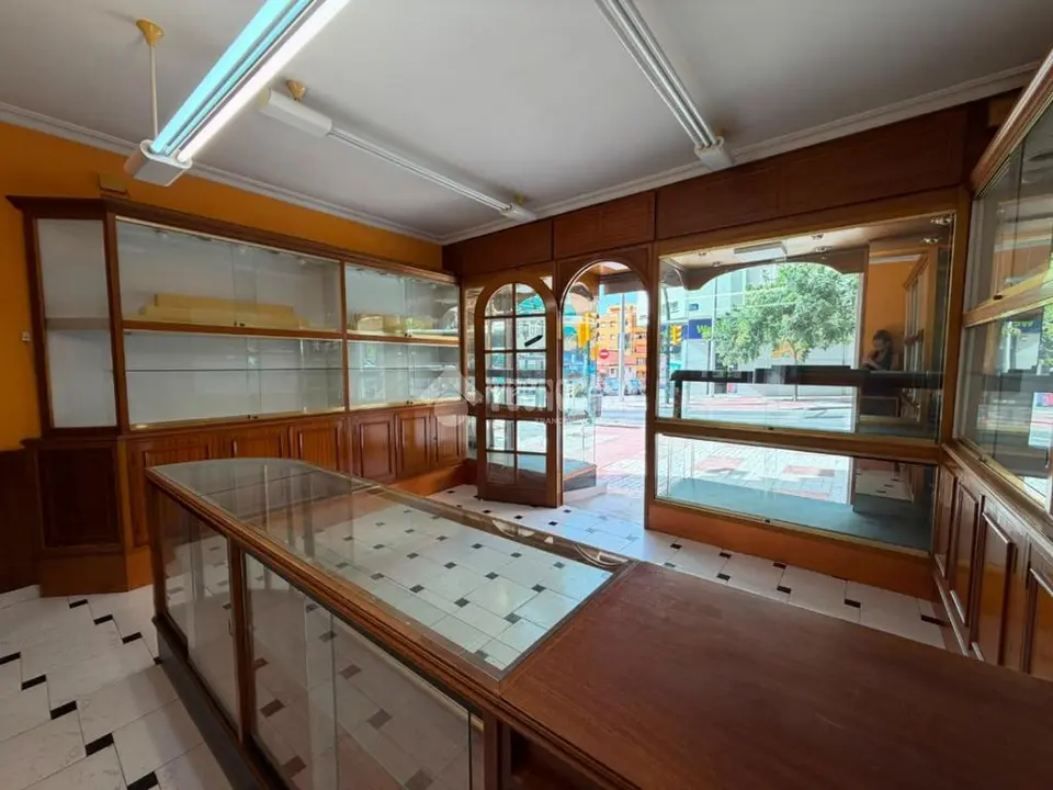 Local comercial en alquiler en Calle Martínez de la Rosa en Trinidad - Miraflores - Carlinda en Málaga